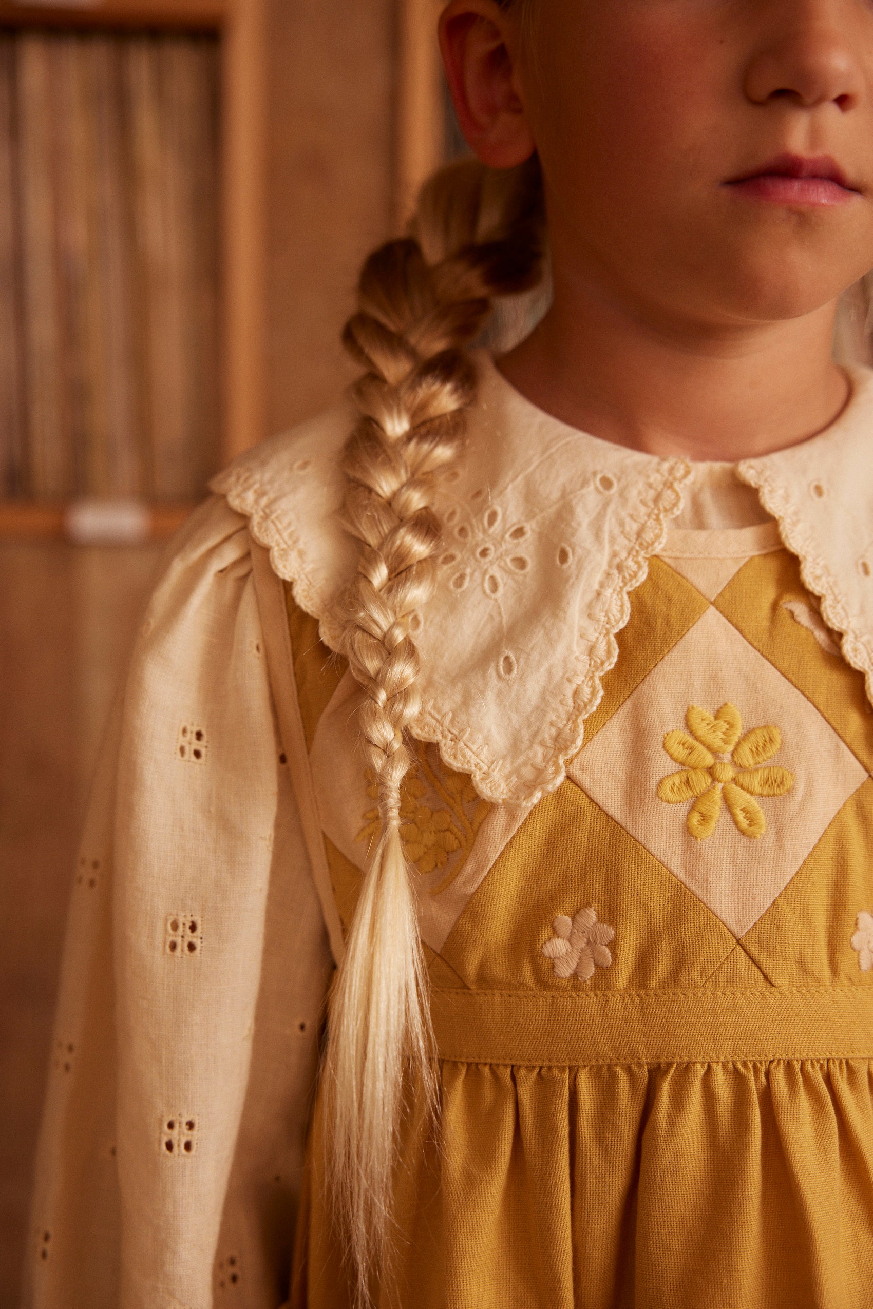 Cornelia Blouse, Broderie