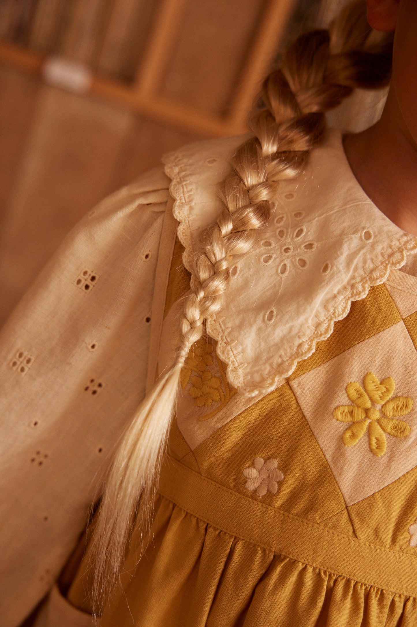 Cornelia Blouse, Broderie