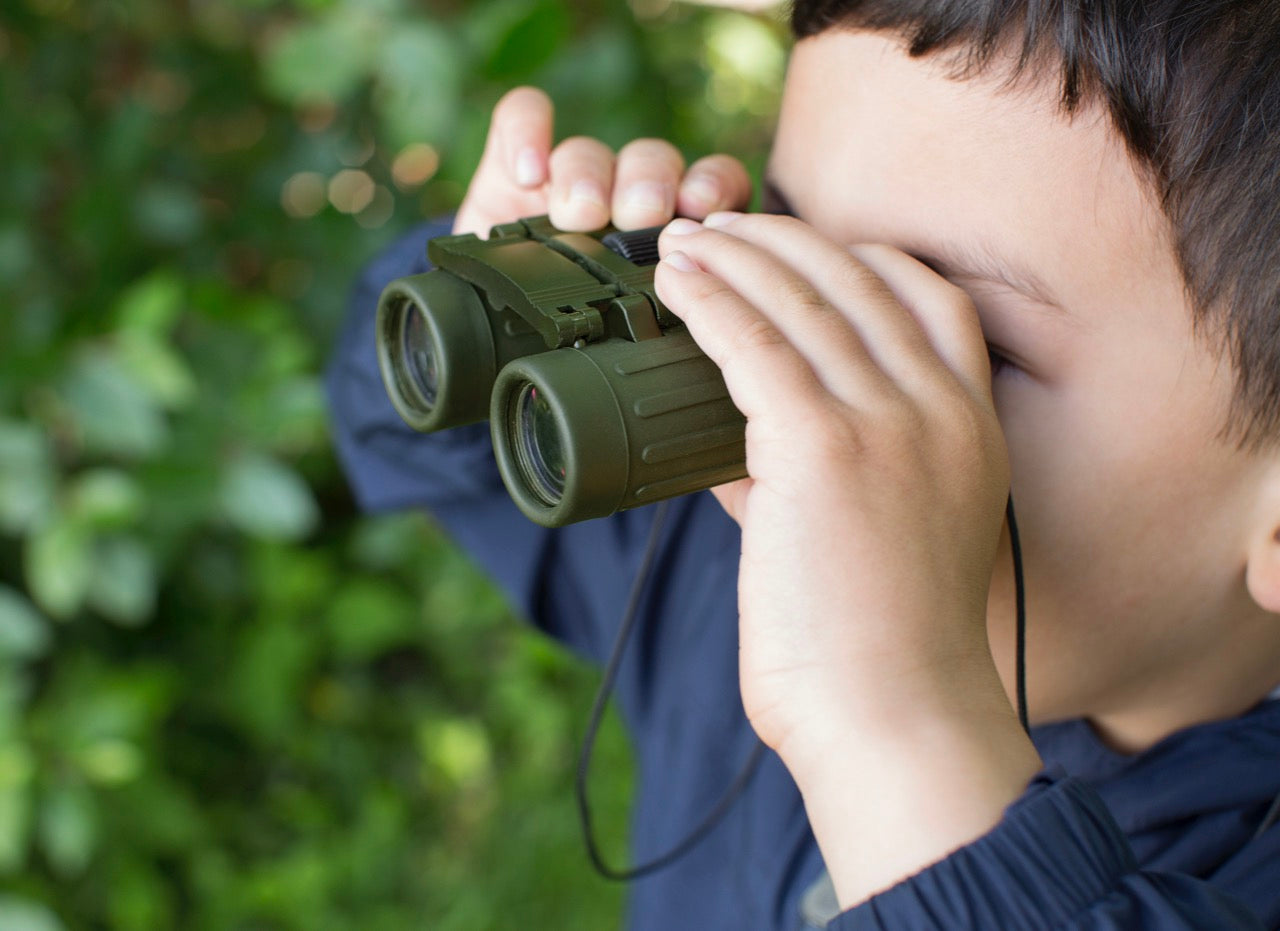 Huckleberry, Binoculars