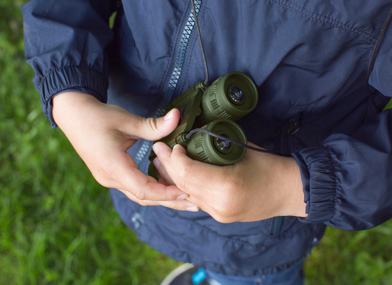 Huckleberry, Binoculars