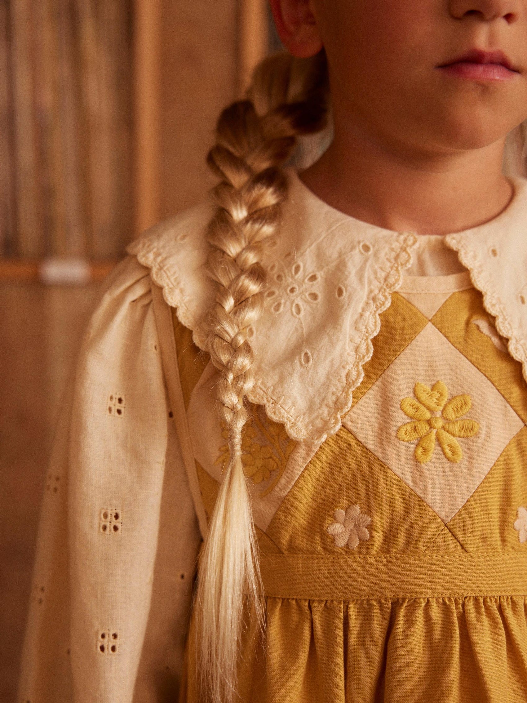 Cornelia Blouse, Broderie