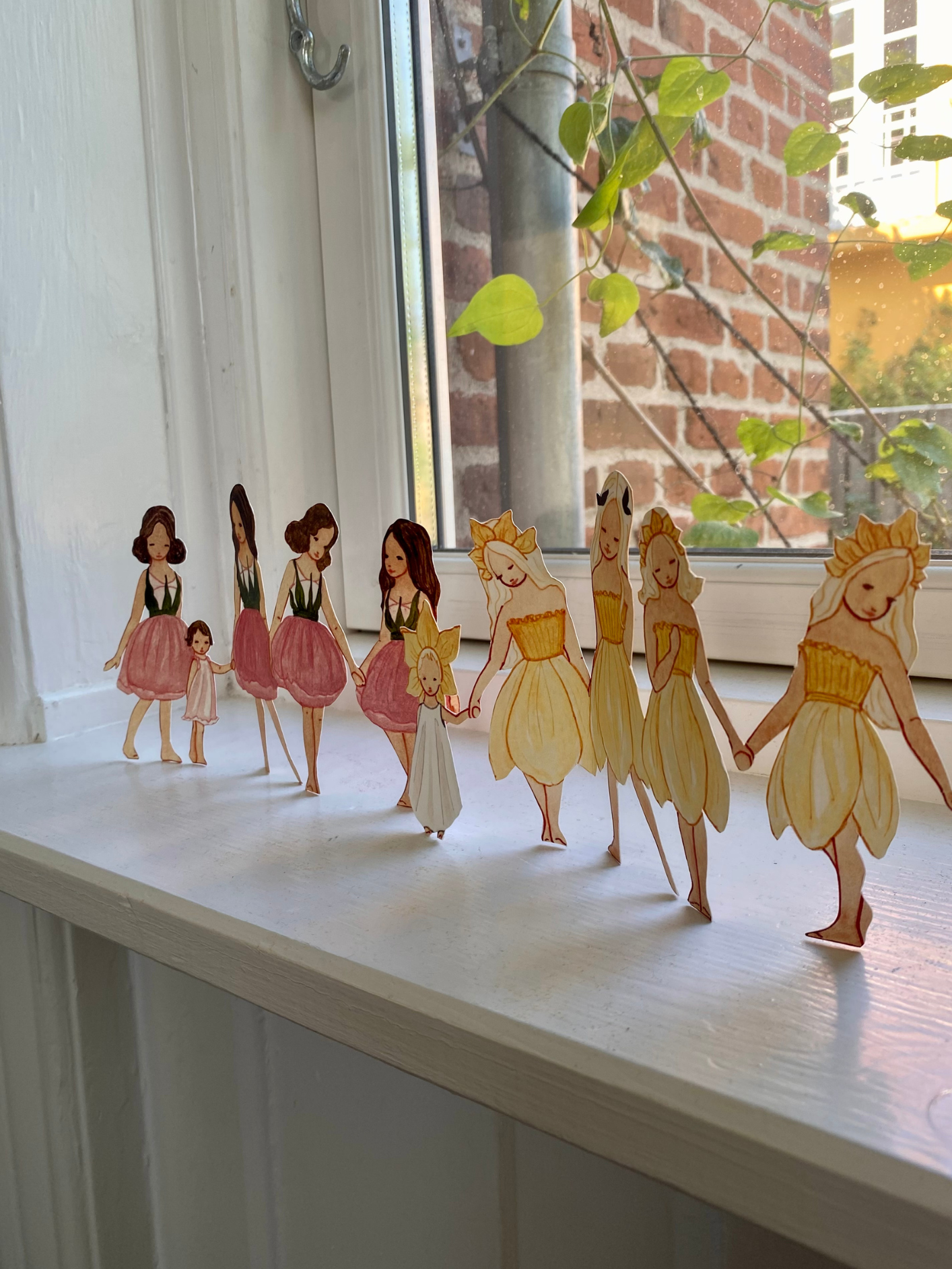 Daffodil Girls Paper Decoration