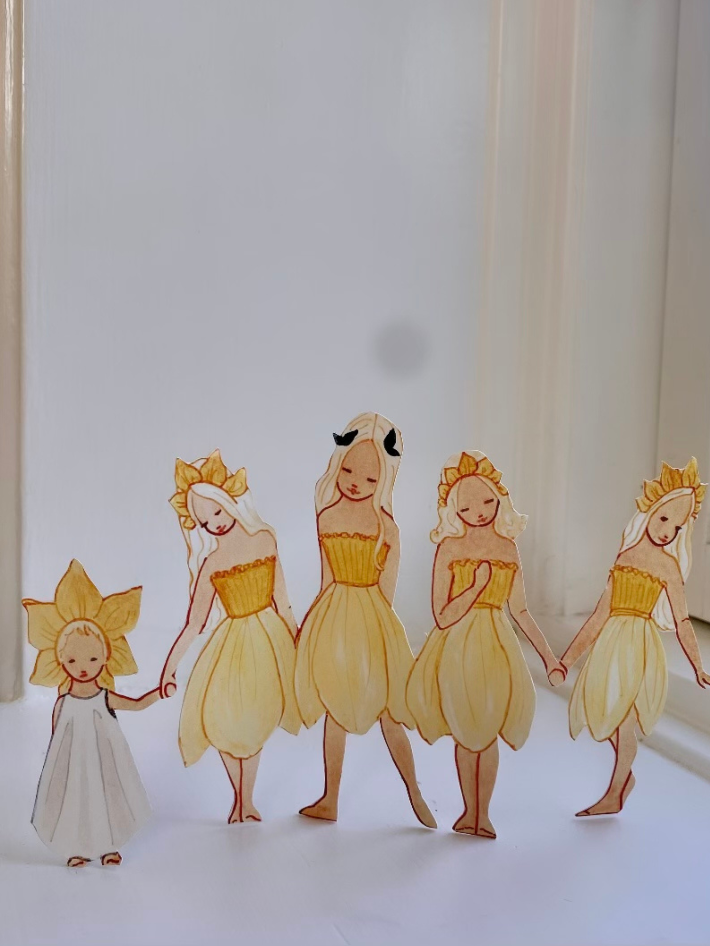 Daffodil Girls Paper Decoration