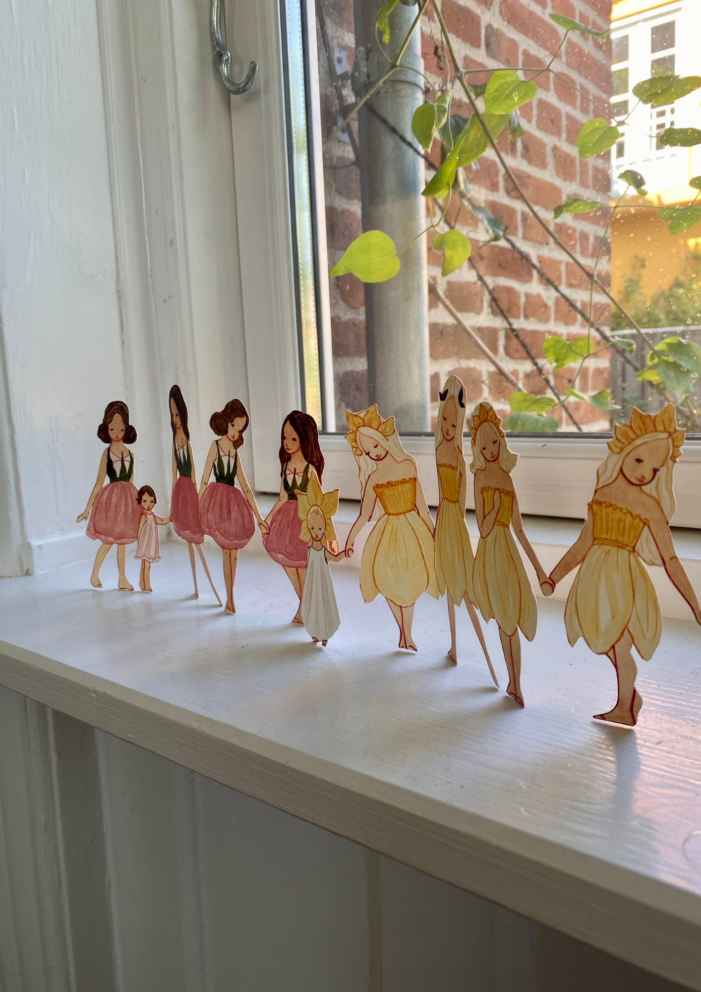 Daffodil Girls Paper Decoration, Danish Design
