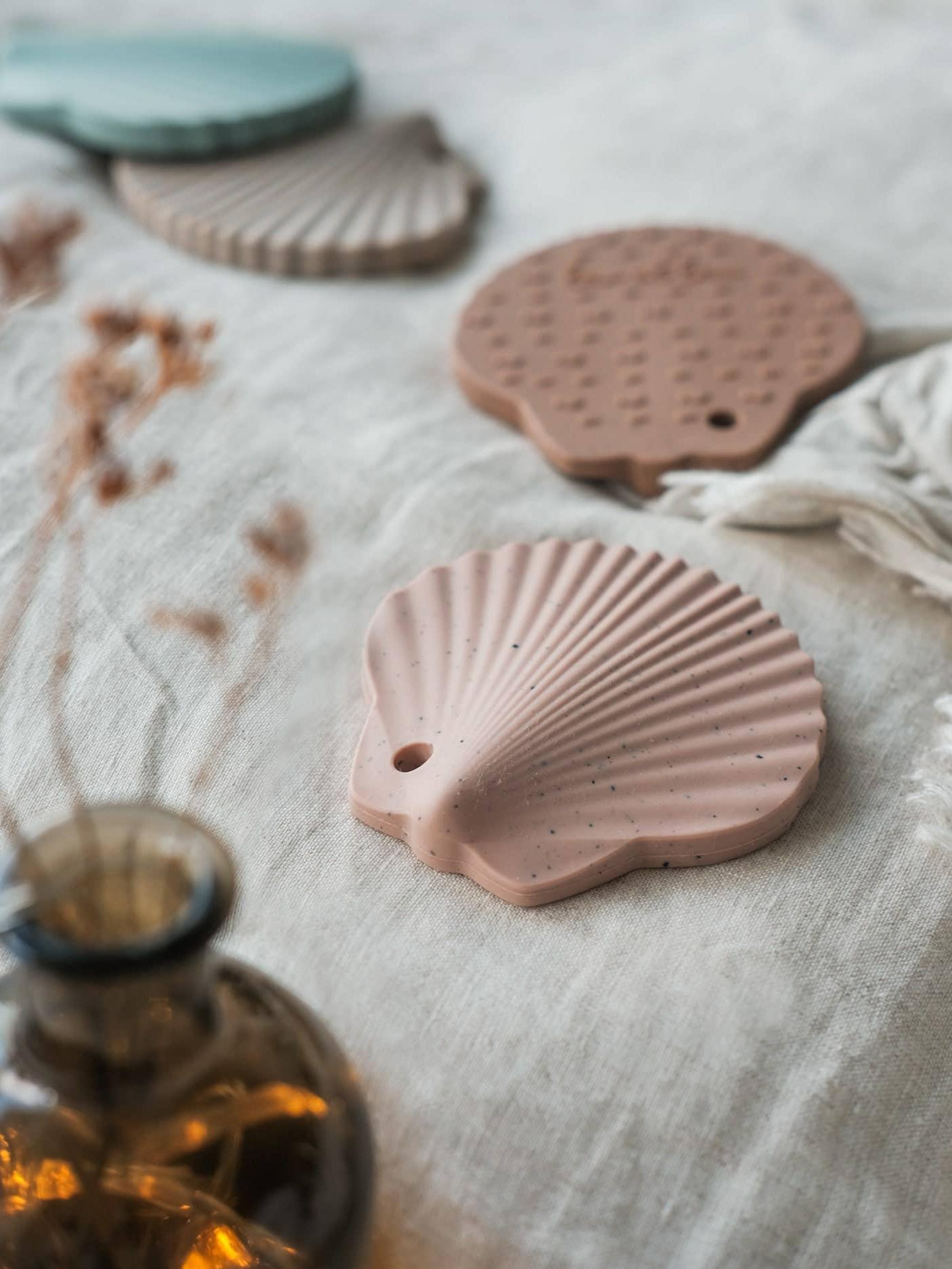 Shell Teether Montessori, Earth